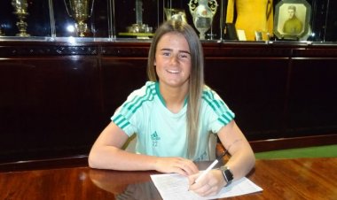 Celtic FC Women: Delight as Chloe Warrington signs her first professio