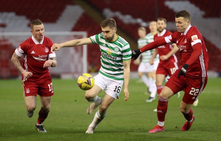 Jonjoe Kenny scores audacious penalty for Everton as Celtic chase repl