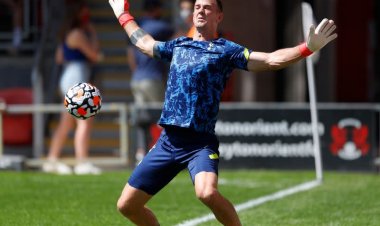 Soccer-Celtic sign goalkeeper Hart from Tottenham