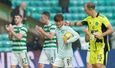 Kyogo Furuhashi shares special Celtic moment with full team
