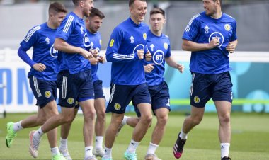 Ex-England keeper Joe Hart offers advice to on-form Celtic team mate David Turnbull on Scotland future