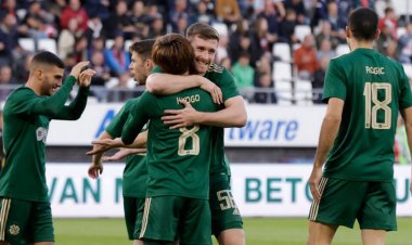 AZ Alkmaar 2 Celtic 1 as Celtic survive nervy night to reach group stages