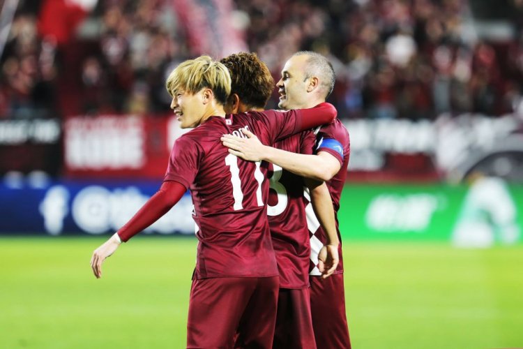 Video: Rugby Ball Keepie-up Challenge, Andres Iniesta v Kyogo Furuhash