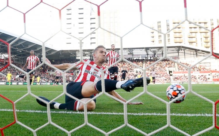 Video: Kristoffer Ajer vs Mo Salah