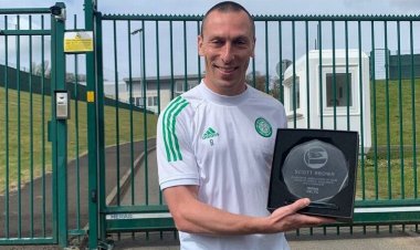 Scott Brown given Celtic fan send-off as Kieran Tierney hails 'class' gesture