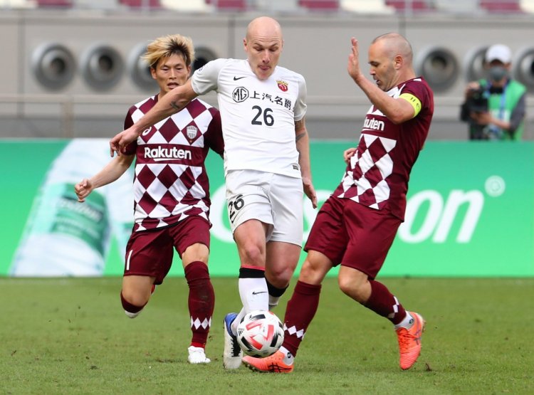 Celtic: Postecoglou makes Mooy top target