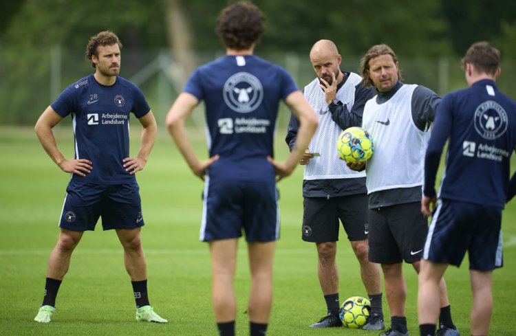 As Celtic land in Wales, Midtjylland are in Poland: Bo Henriksen talks tactics and preparation - 67 Hail Hail