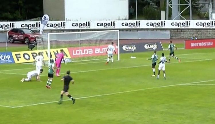 Video: Jablonec pull another one back after weak defending by Celtic |